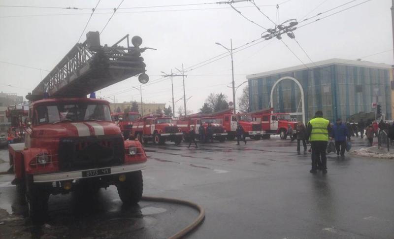 Пожар в центре Харькова. Перекрыты движение по Сумской и выход из метро (ФОТО)