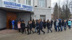 Будущим курсантам и студентам-спасателям покажут разминирование и тушение пожара и покормят кашей