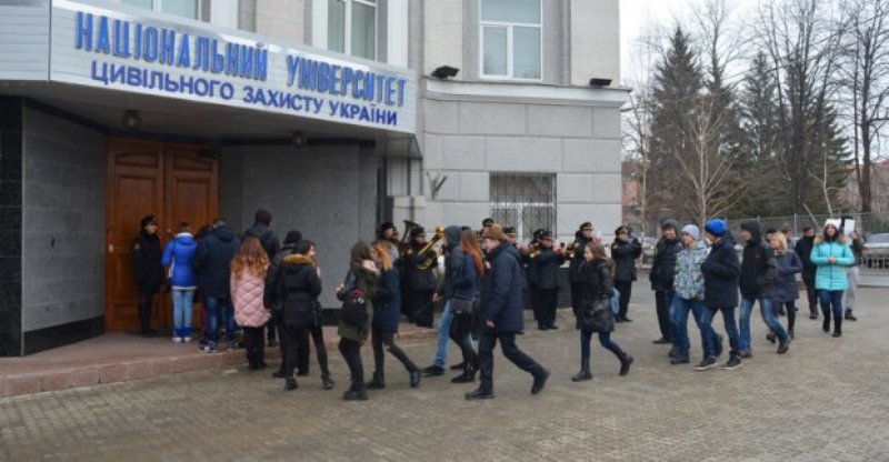 Будущим курсантам и студентам-спасателям покажут разминирование и тушение пожара и покормят кашей