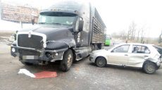 На перекрестке Сердюка и Окружной столкнулись Skoda Fabia, Kenworth t200 и полуприцеп