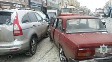 На Московском проспекте образовался затор из-за столкновения двух автомобилей (Фото)