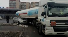 Автоцистерна не разминулась с Chevrolet (ФОТО)