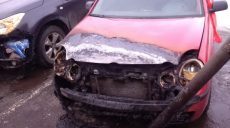 Пожаром на парковке в Харькове повреждено четыре иномарки