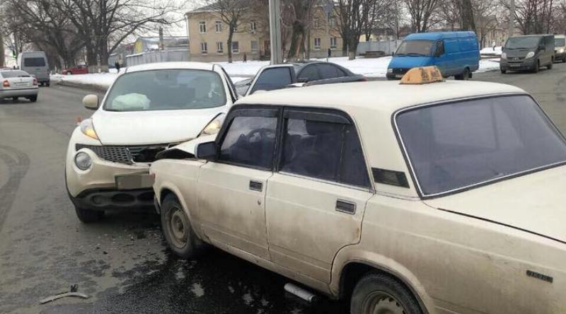 ДТП на Камышева — Академика Павлова. Водитель и пассажир госпитализированы