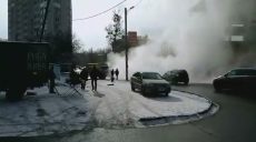 Коммунальщики ликвидируют прорыв тепломагистрали в центре Харькова
