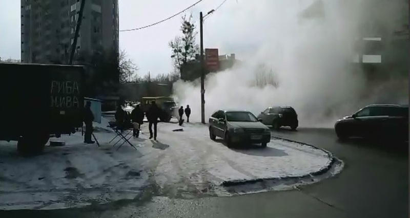 Коммунальщики ликвидируют прорыв тепломагистрали в центре Харькова