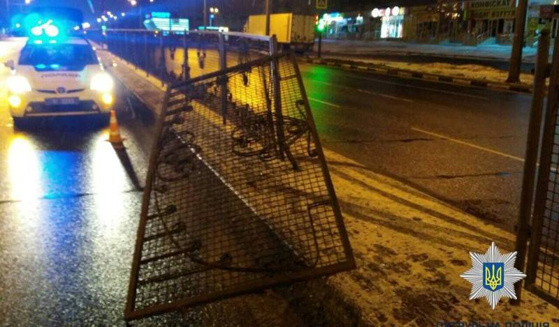 Пьяный водитель сбил ограждение на Гагарина