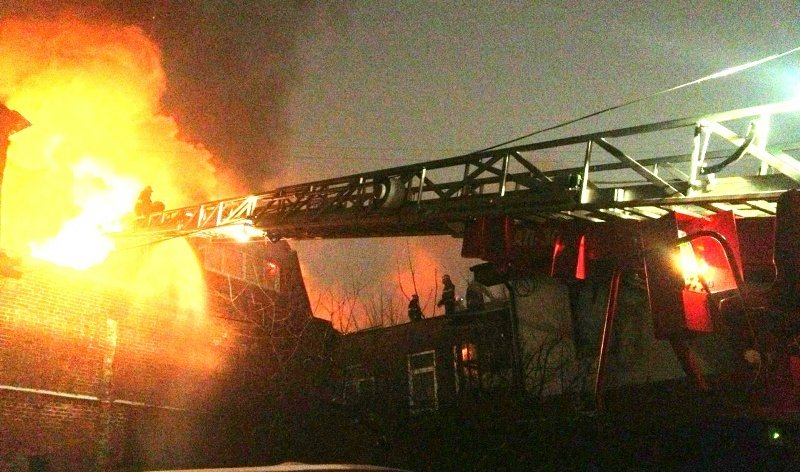 В Плетневском переулке горел двухэтажный дом (Фото)