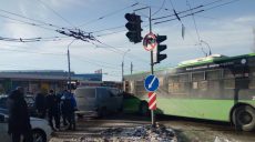 На Героев Сталинграда общественный транспорт попал в ДТП