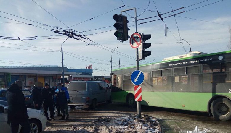 На Героев Сталинграда общественный транспорт попал в ДТП