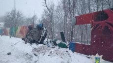 ДТП на выходных: перевернулся автомобиль, сбит столб, есть пострадавшие