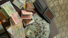 Харьковские патрульные вернули гражданину кошелек с деньгами