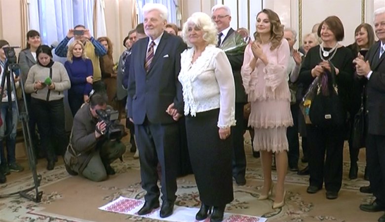 Спустя 60 лет брака – вновь молодожены. В Харькове супруги отпраздновали бриллиантовую свадьбу (ВИДЕО)