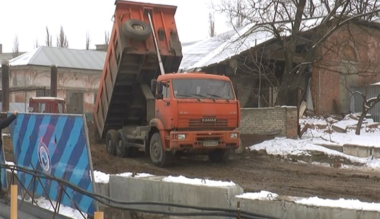 Коммунальщики ликвидировали провал на улице Грековской (ВИДЕО)