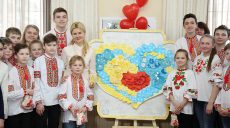 «Влюбленные в Украину»: арт-объект для благотворительного аукциона создали дети из Дома творчества вместе с Юлией Светличной (ФОТО)