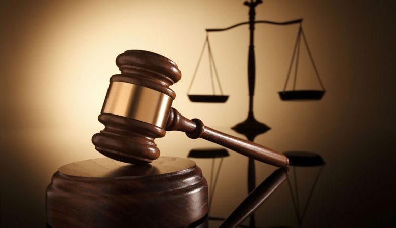 Грабителя, представлявшегося полицейским, приговорили к 4,5 годам