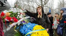 Харьковчане возложили цветы к памятнику Шевченко на Сумской (ФОТО)