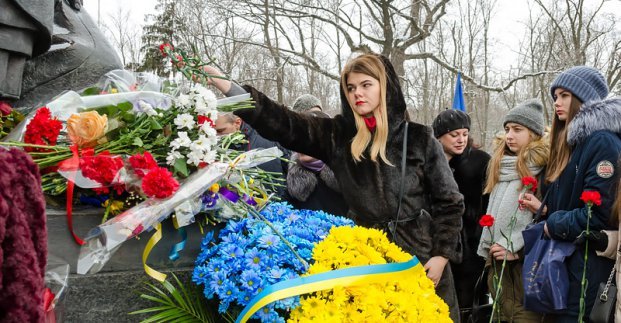 Харьковчане возложили цветы к памятнику Шевченко на Сумской (ФОТО)