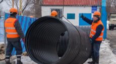 На Гагарина коммунальщики меняют канализационный коллектор большого диаметра (Фото)