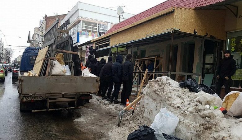 Скандальную пристройку в центре Харькова демонтировали (ВИДЕО)