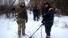 Ситуация в зоне АТО: военные чистят дороги после снегопада