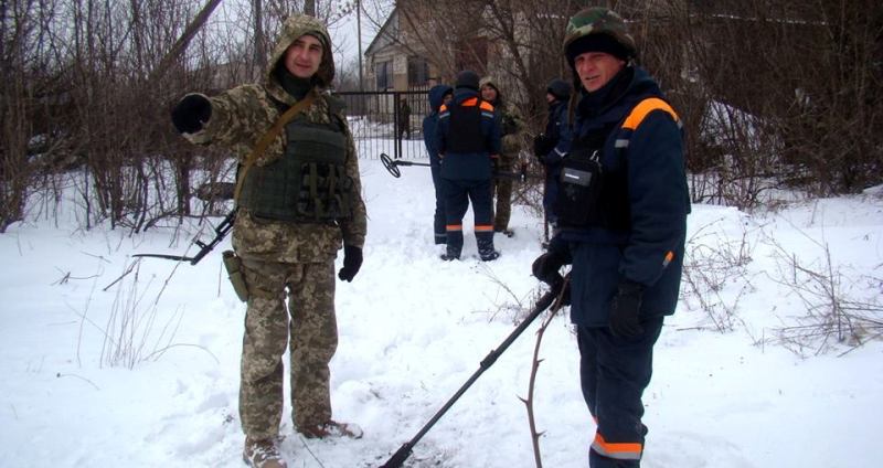 Ситуация в зоне АТО: военные чистят дороги после снегопада