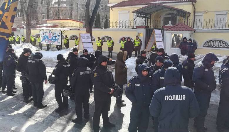 Пикет активистов возле консульства РФ в Харькове