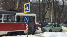 В центре Харькова водитель такси припарковался на трамвайных путях, движение заблокировано (ФОТО)