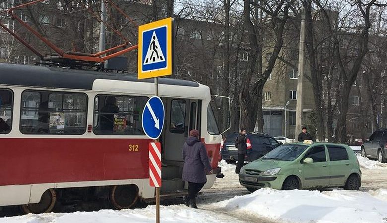 В центре Харькова водитель такси припарковался на трамвайных путях, движение заблокировано (ФОТО)
