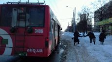 На Алексеевке из-за припаркованной на дороге машины приостановлено движение троллейбусов (ФОТО)