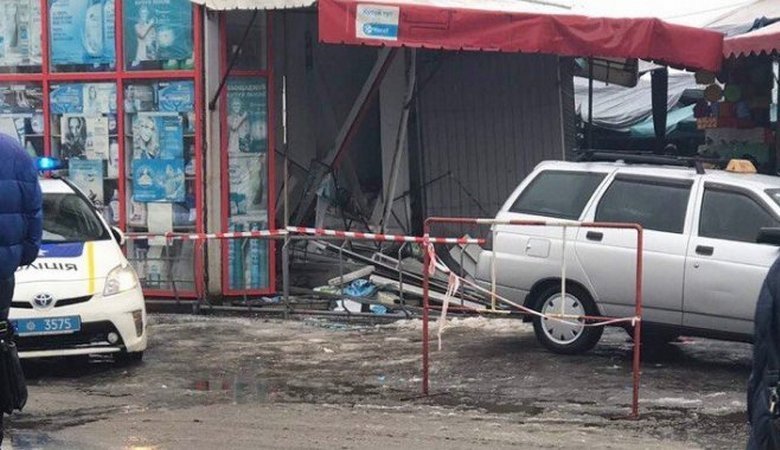 Автомобиль харьковской полиции въехал в магазин бытовой химии. Новые подробности