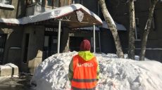 Как харьковские альпинисты очищают крыши от сосулек (ВИДЕО)