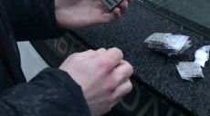 Патрульные задержали странного мужчину с наркотиками (ФОТО)