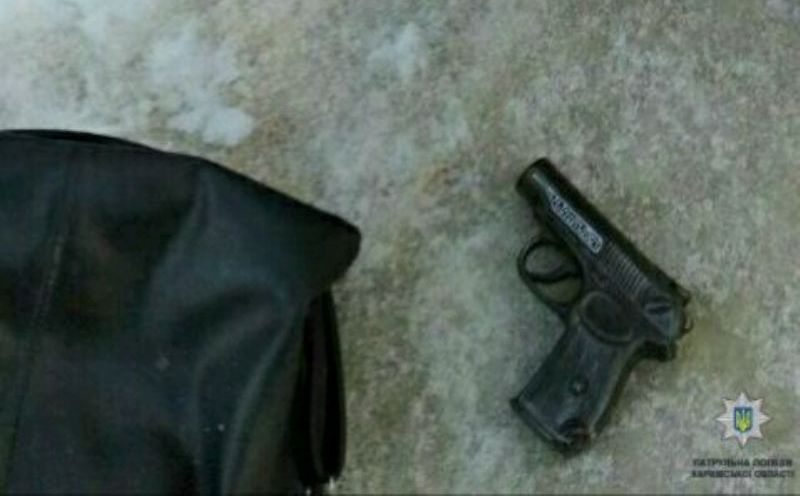 В Харькове возле школы задержали мужчину с пистолетом