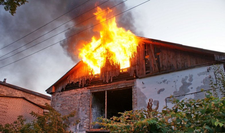 На пожаре пострадал владелец частного домовладения