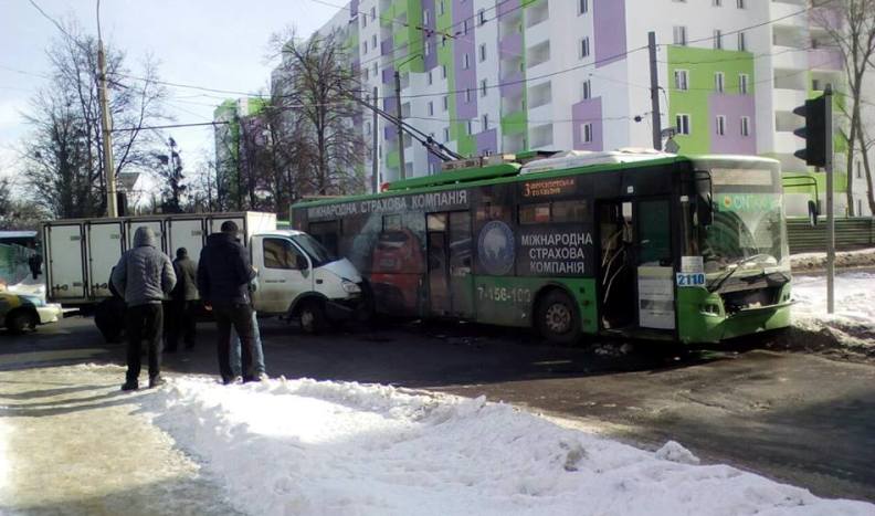 На ул. Мира столкнулись троллейбус и ГАЗ