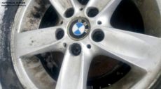 На Клочковской среди бела дня пытались снять колеса с BMW