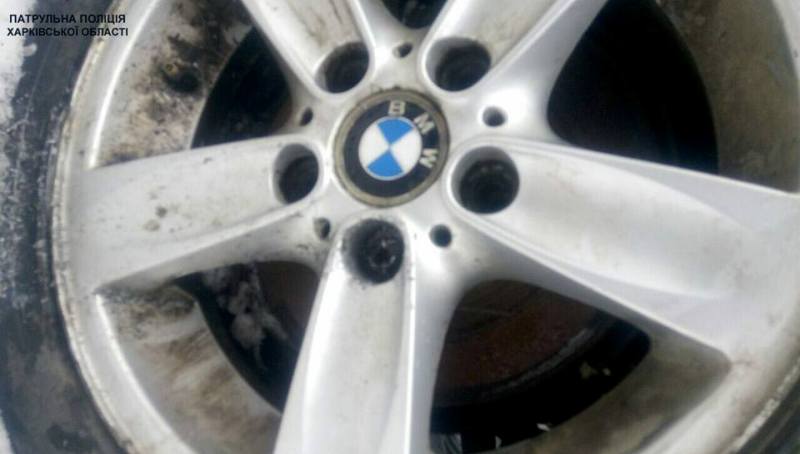 На Клочковской среди бела дня пытались снять колеса с BMW