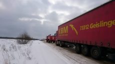 На дорогах Харьковщины из-за снежных заносов застревают автомобили