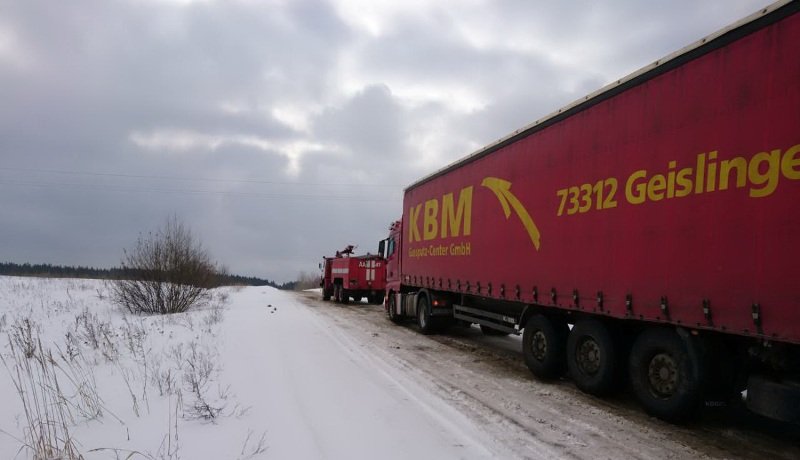 На дорогах Харьковщины из-за снежных заносов застревают автомобили