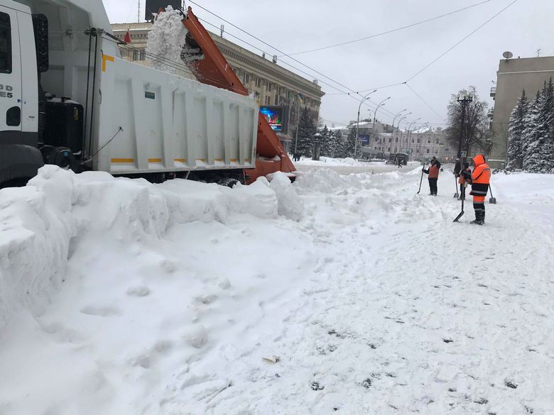 Снегопад, метель, заторы на дорогах. Как Харьковщина пережила первый день весны (ВИДЕО)
