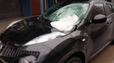 В центре Харькова на машину упала ледяная глыба. Владельцы готовят исковое заявление в суд (ВИДЕО)