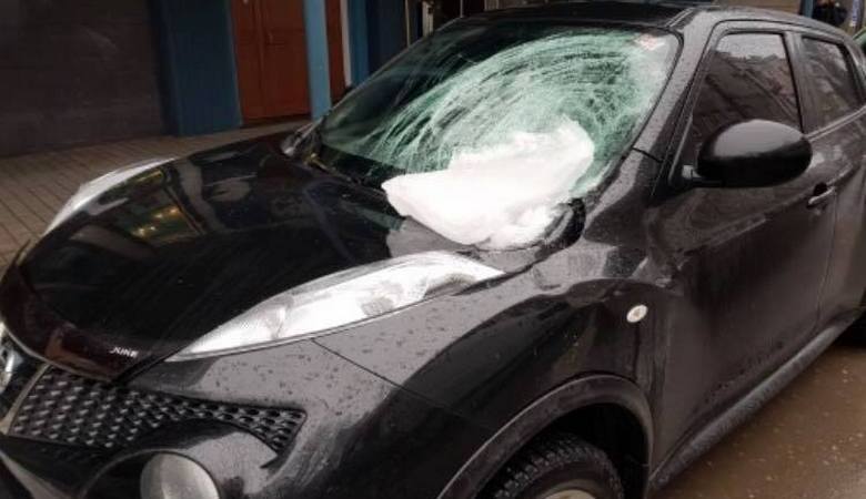 В центре Харькова на машину упала ледяная глыба. Владельцы готовят исковое заявление в суд (ВИДЕО)