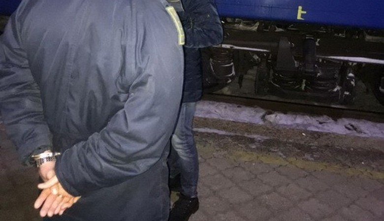 На Южном вокзале при получении взятки задержан таможенник – СБУ