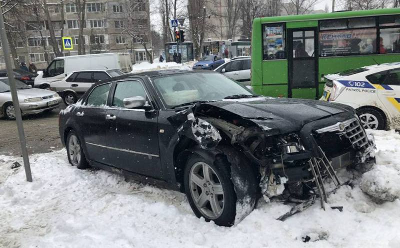 Chrysler и Daewoo Lanos столкнулись на Широнинцев (Фото)