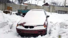 Полицейские нашли в снегу похищенный BMW (Фото)