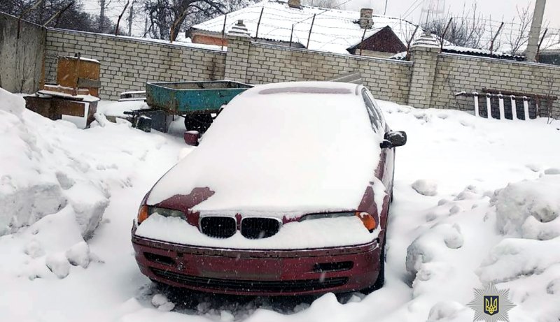 Полицейские нашли в снегу похищенный BMW (Фото)