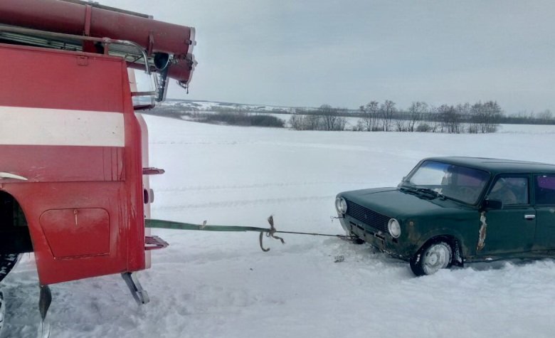 Под Харьковом автомобилисты не смогли самостоятельно выбраться из снежных заносов (Фото)