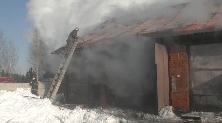 Под Харьковом горели гаражи (Фото, Видео)