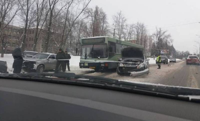 На Белгородском шоссе столкнулись Chevrolet Lacetti и Nissan